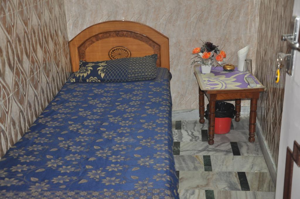 Hotel Pari Джаландхар Екстериор снимка