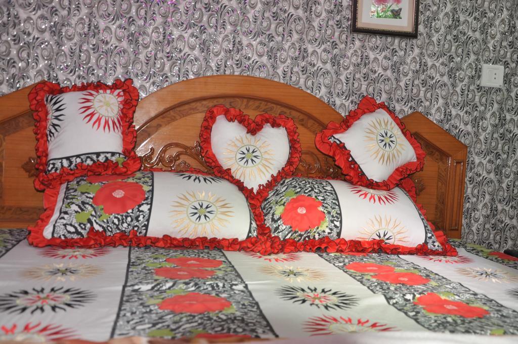 Hotel Pari Джаландхар Екстериор снимка