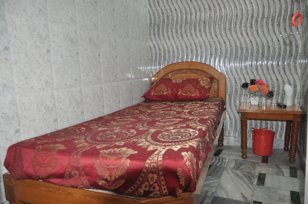 Hotel Pari Джаландхар Екстериор снимка