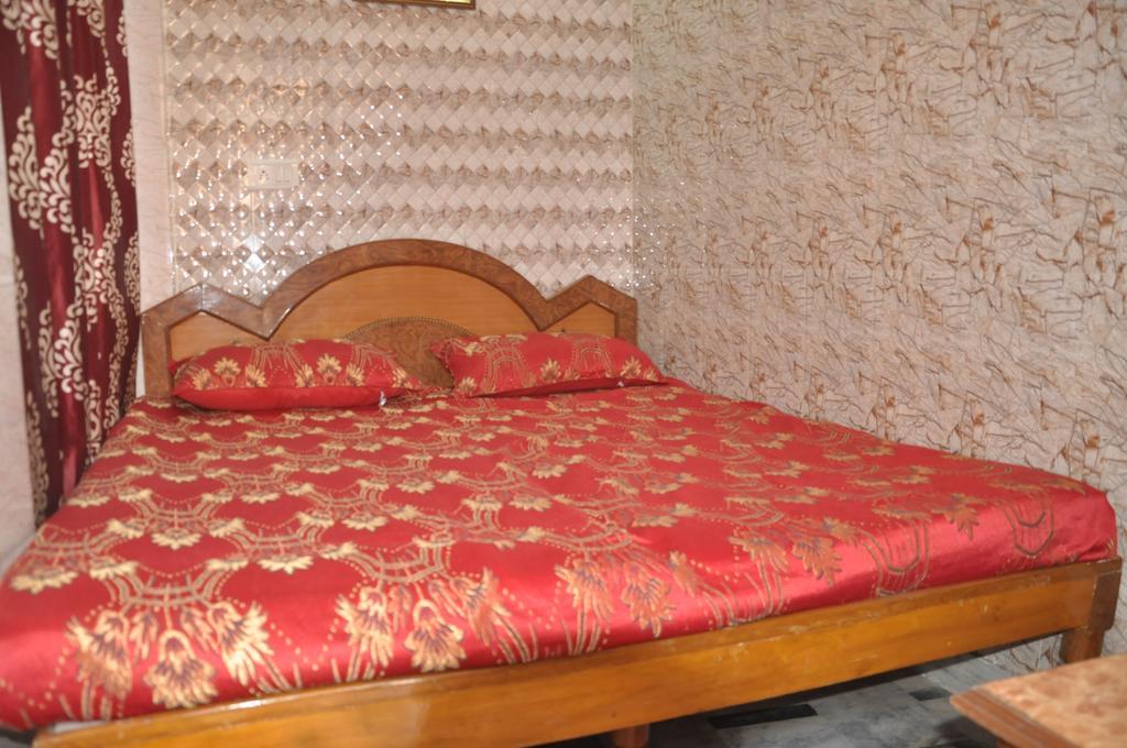 Hotel Pari Джаландхар Екстериор снимка