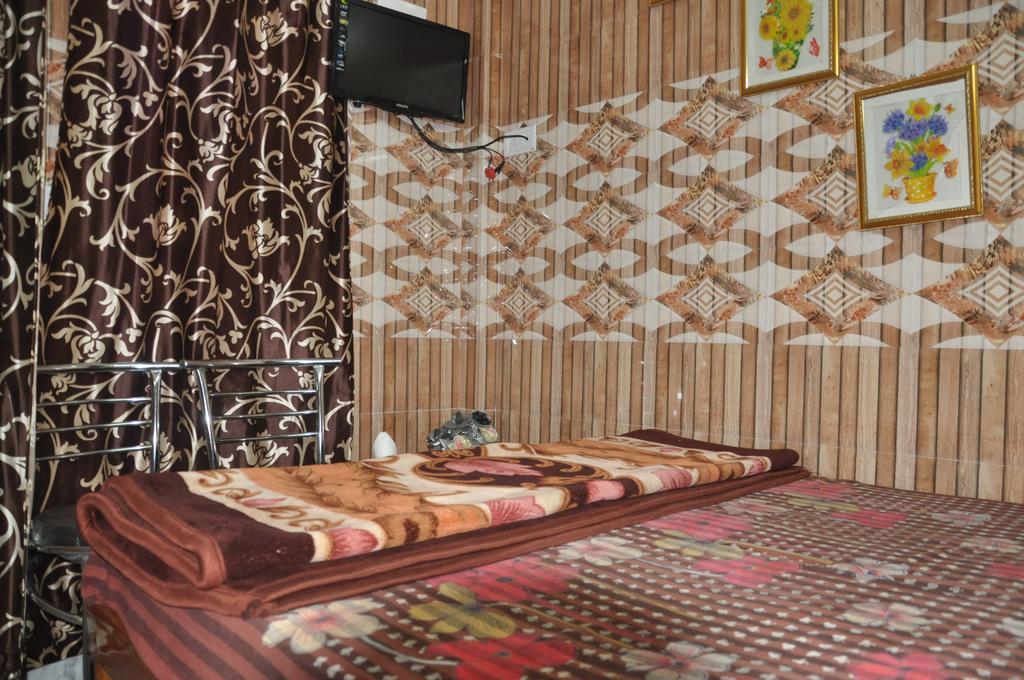 Hotel Pari Джаландхар Екстериор снимка