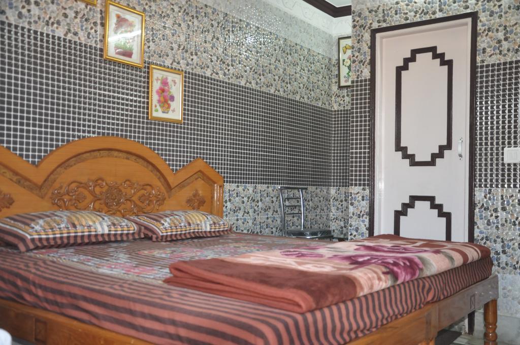 Hotel Pari Джаландхар Екстериор снимка